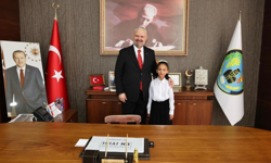 Menemen’de 23 Nisan coşkusu: Başkan Pehlivan koltuğunu minik başkana devretti