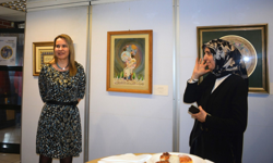 "Kelimelerin Rengi" sergisi Ege Üniversitesi'nde açıldı