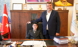 Seferihisar’da 23 Nisan coşkusu: Başkanlık koltuğu çocuklara emanet