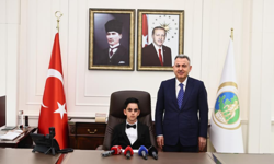 İzmir Valiliği’nde 23 Nisan geleneği: Makam koltuğu öğrenciye devredildi