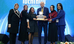 AK Parti Karşıyaka Kadın Kolları, ödülünü Cumhurbaşkanı Erdoğan'dan aldı