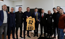 Aliağa Masterler şampiyonluğu Başkan Acar’a takdim etti