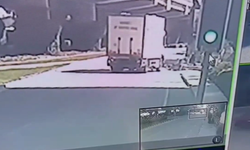 Alsancak’ta motosiklet ile kamyonet çarpıştı: Kaza anı kamerada