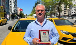 İzmir’de parası çalınan askerin imdadına taksici yetişti