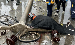 Bisiklet sürücüsü devrilen direğin altında hayatını kaybetti