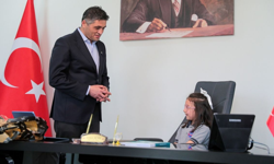 Aliağa Belediye Başkanı Acar, makamını 1. sınıf öğrencisine devretti