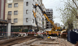 Bayraklı'da inşaat kulübesinin üzerine vinç düştü: 3 işçi yaralandı