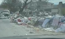 Bornova’da yolu kapatan çöp ve moloz yığınları vatandaşı isyana sürükledi