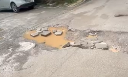 Bornova'da çukurlu yollar vatandaşı isyan ettirdi