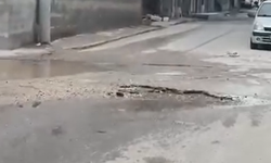 Bornova'da çöken yol sürücüleri tedirgin etti