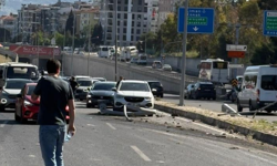 Bornova'da freni patlayan tır karşı şeride geçti: Ölü ve yaralılar var