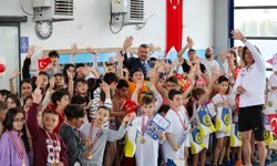 Buca’da 23 Nisan coşkusu havuza taşındı: 160 çocuk madalya için yarıştı