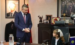 Buca’da 23 Nisan geleneği: Başkanlık koltuğu minik Adasu’ya emanet