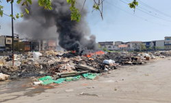 Buca’da sanayi atıkları alevlere teslim oldu