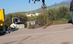 Çandarlı yolunda TIR devrildi