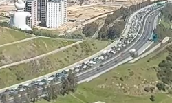 Çeşme Otoyolu’nda trafik yoğunluğu: Uzun araç kuyrukları oluştu