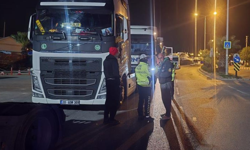 Çeşme’de tırlara gece denetimi: Kural ihlali yapan tırlara ceza yağdı