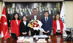 Çiğli’de 23 Nisan geleneği: Başkanlık koltuğu bu yıl üç çocuğa emanet