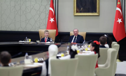 Cumhurbaşkanı Erdoğan, çocuklarla bir araya geldi: Makam koltuğunu miniklere devretti