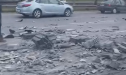 Gaziemir’de kamyondan yola dökülen parçalar trafiği aksattı