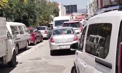 Konak Gıda Çarşısı’nda çift sıra park trafiği kilitledi