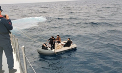 Yunanistan'ın geri ittiği 6 göçmen Seferihisar açıklarında kurtarıldı: 1 kaçakçı yakalandı