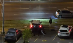 Göztepe'de tramvay yolunda kalan aracı vatandaşlar kurtardı