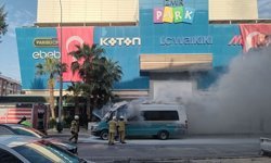 Konak'ta seyir halindeki minibüs alev aldı