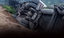 Ödemiş'te kamyon şarampole devrildi: Sürücü yaralandı