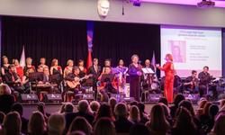 İzmir’de otizm farkındalığına anlamlı konser: Kırmızı güllerle güçlü mesaj