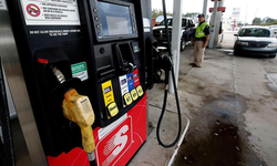 ABD’de benzin fiyatları 2022’den bu yana ilk kez 4 doların üzerine çıktı