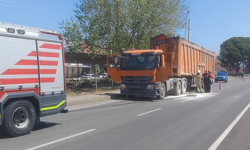 Bayındır’da seyir halindeki atık taşıma kamyonu alev aldı