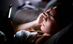 Ekranlardaki mavi ışık uykuyu sanıldığı kadar etkilemiyor