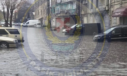 İzmir Emniyeti’nden Konak’ta su birikintisi uyarısı: Bazı sokaklar trafiğe kapatıldı