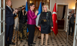 İzmir Kültür Sanat ve Eğitim Vakfı (İKSEV) Başkanı Filiz Eczacıbaşı Sarper’e Fransa’dan şövalye nişanı
