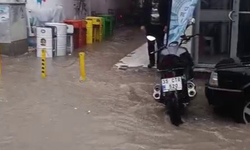 İzmir Dikili’de sağanak hayatı olumsuz etkiledi: Sokaklar göle döndü