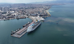 İzmir’e iki kruvaziyerle binlerce turist geldi
