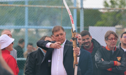 Başkan Tugay çocuklarla bayram coşkusunu paylaştı