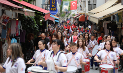 Efes Selçuk’ta 23 Nisan coşkusu sokaklara taştı