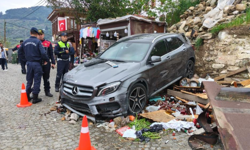 Şirince'de korkutan kaza: Araç tezgaha uçtu, 1 yaralı