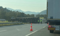 İzmir-Aydın Otoyolu’nda TIR bariyerlere çarptı: Sürücü yaralı
