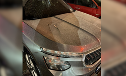 İzmir’de çöl tozu ve sağanak yağış birleşti: Araçlar çamura bulandı