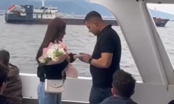 İzmir'de vapurda sürpriz evlilik teklifi duygulandırdı
