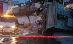 İzmir'de freni boşalan kamyon okul bahçesine uçtu