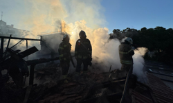 İzmir’de itfaiyenin hızlı müdahalesi faciayı önledi: Yangına 11 araçla müdahale edildi