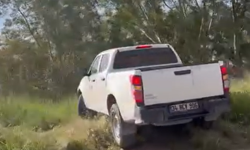 Karşıyaka'da yoğun trafikten kaçmak için araziye girdi