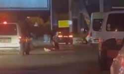 Karşıyaka'da bir kadın yol ortasında araçları durdurmaya çalıştı