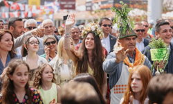 15. Uluslararası Alaçatı Ot Festivali'nin görkemli korteji ve 23 Nisan gururu bir arada