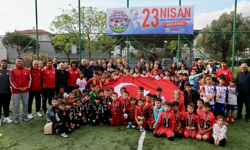 Menderes’te minik kramponlar sahaya çıktı