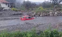 Menemen'de bir otomobil derede mahsur kaldı